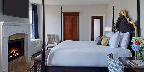 Estate Fireside Guestroom - Hotel Viking - Newport, RI